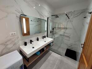 Shower, hair dryer, towels, soap - Romantic gateway steps from the beach in Mandre (Mandre)