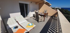 Outdoor dining - Romantic gateway steps from the beach in Mandre (Mandre)