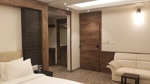华丽双人房 | 迷你吧、客房内保险箱、办公桌、笔记本电脑工作区