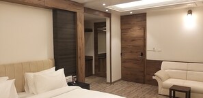 Deluxe Double Room | Minibar, in-room safe, desk, laptop workspace