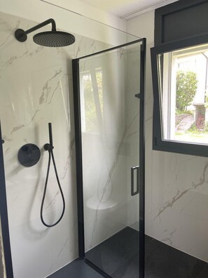 Departamento Confort | Regadera en el baño