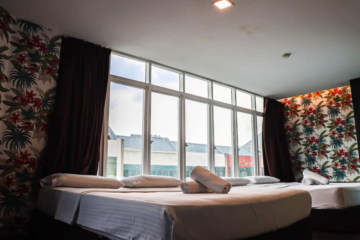 Habitación cuádruple familiar | 1 habitación, escritorio, tabla de planchar con plancha y wifi gratis