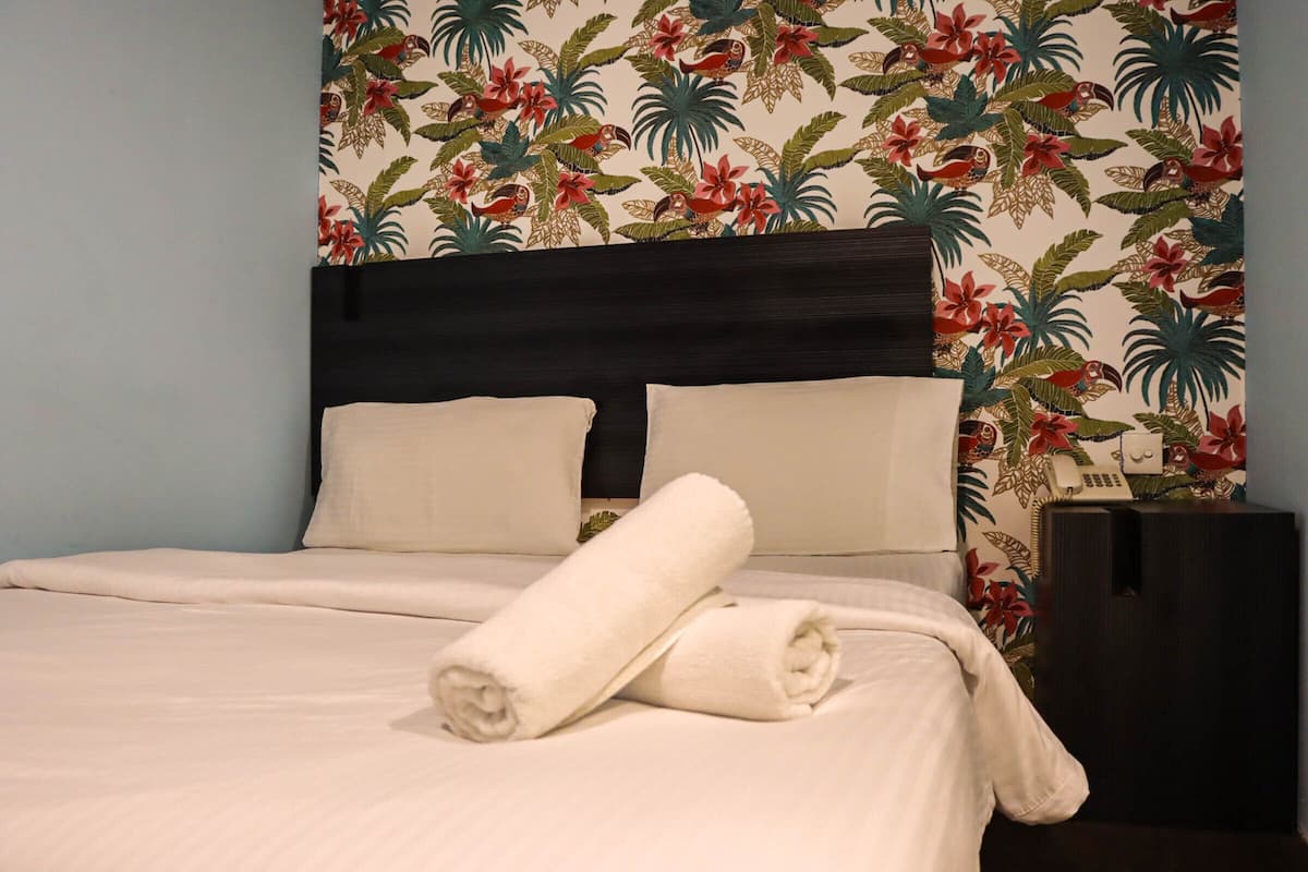 Habitación básica doble | 1 habitación, escritorio, tabla de planchar con plancha y wifi gratis