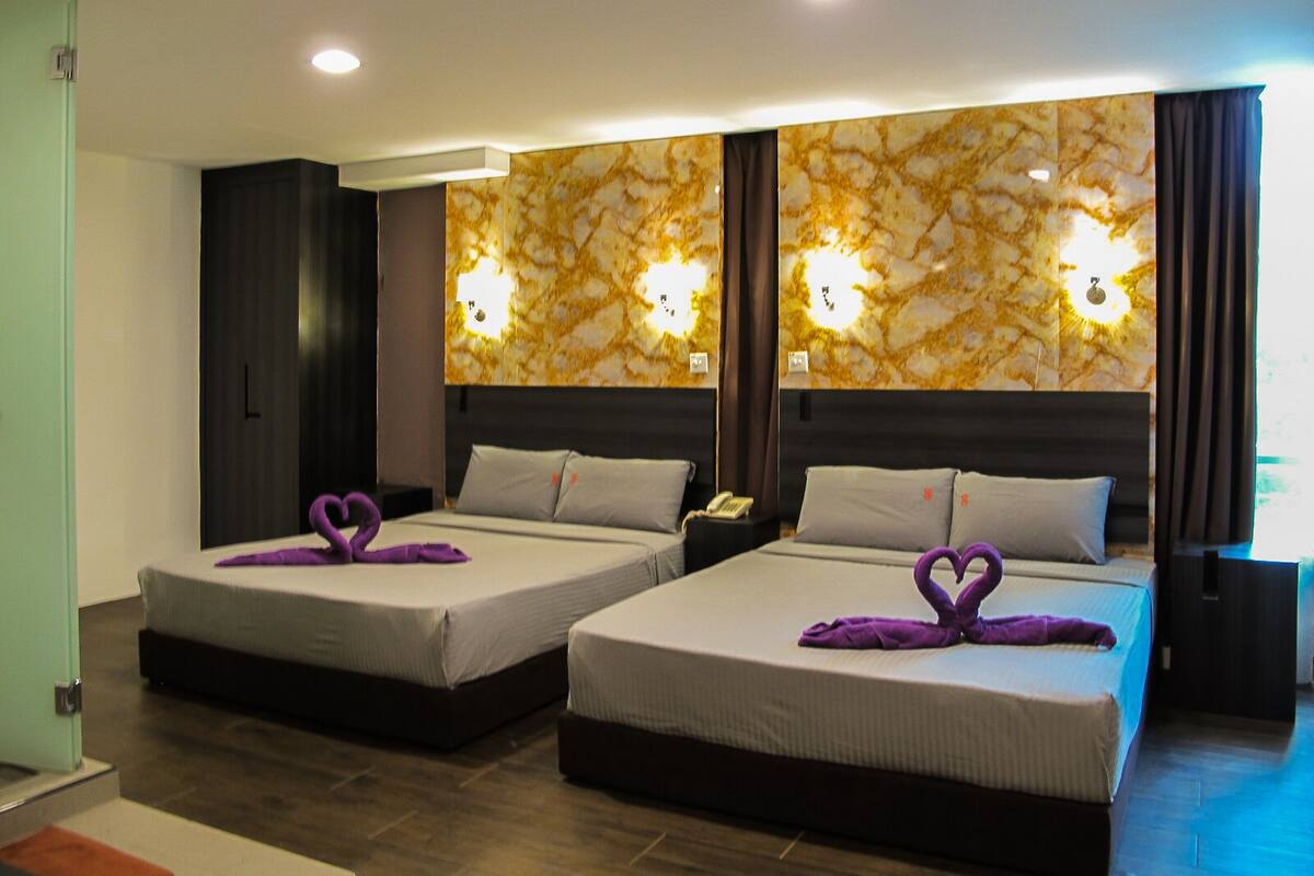 Habitación cuádruple Deluxe | 1 habitación, escritorio, tabla de planchar con plancha y wifi gratis