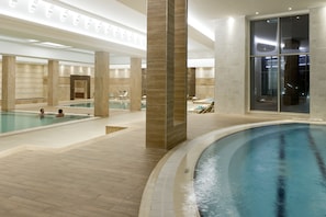 10 indoor pools, 2 outdoor pools, pool loungers