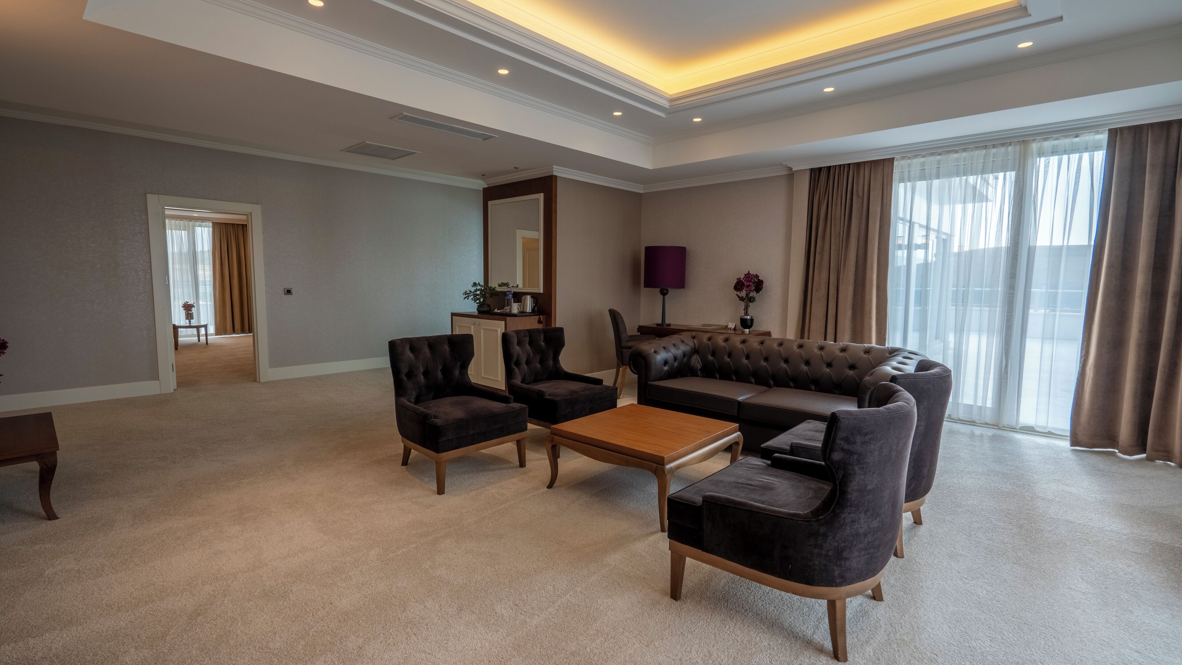 Appart'hôtel Luxe | Coin séjour | Télévision LCD de 80 pouces avec chaînes par satellite, télévision