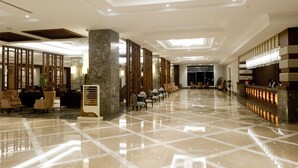 A spacious lobby with a high ceiling, polished marble floors, and a reception desk. - Alusso Thermal Hotel & Spa (Afyonkarahisar)