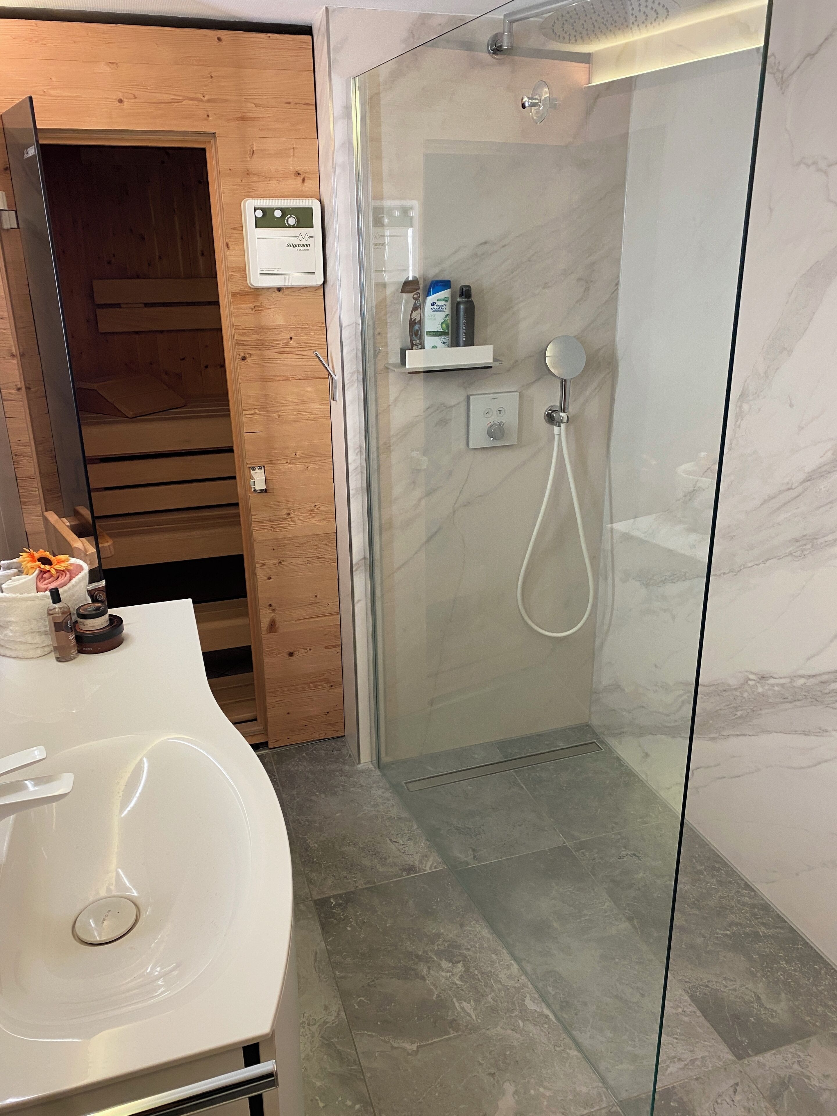 Dusche, Haartrockner, Handtücher, Seife
