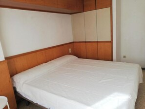 3 slaapkamers, een strijkplank/strijkijzer, gratis wifi, beddengoed