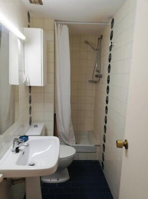 Bañera, secador de pelo, bidé y toallas