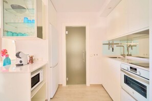 Fridge, microwave, oven, stovetop - Honeymoon Boutique Suite * Beachfront Amazing Pools & View (Marbella)