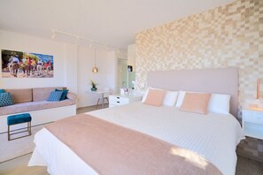 1 chambre, bureau, fer et planche à repasser, lit de bébé portatif