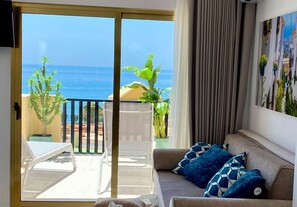 Smart-tv, een tafeltennistafel en boeken