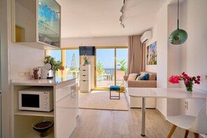 Smart-tv, een tafeltennistafel en boeken