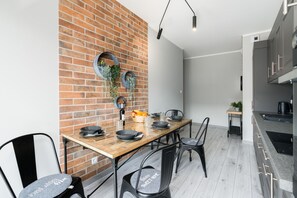 Lejlighed - 2 soveværelser - balkon | Privat køkken | Opvaskemaskine, elkedel, køkkentøj/tallerkener/redskaber, spisebord