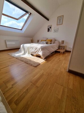 1 bedroom, free WiFi, bed sheets - Duplex Cocooning Cœur de Ville + Parking (Neauphle-le-Château)