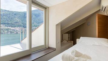 5 bedrooms, desk, iron/ironing board, WiFi