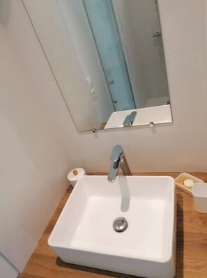 Dusche, Haartrockner, Handtücher, Seife