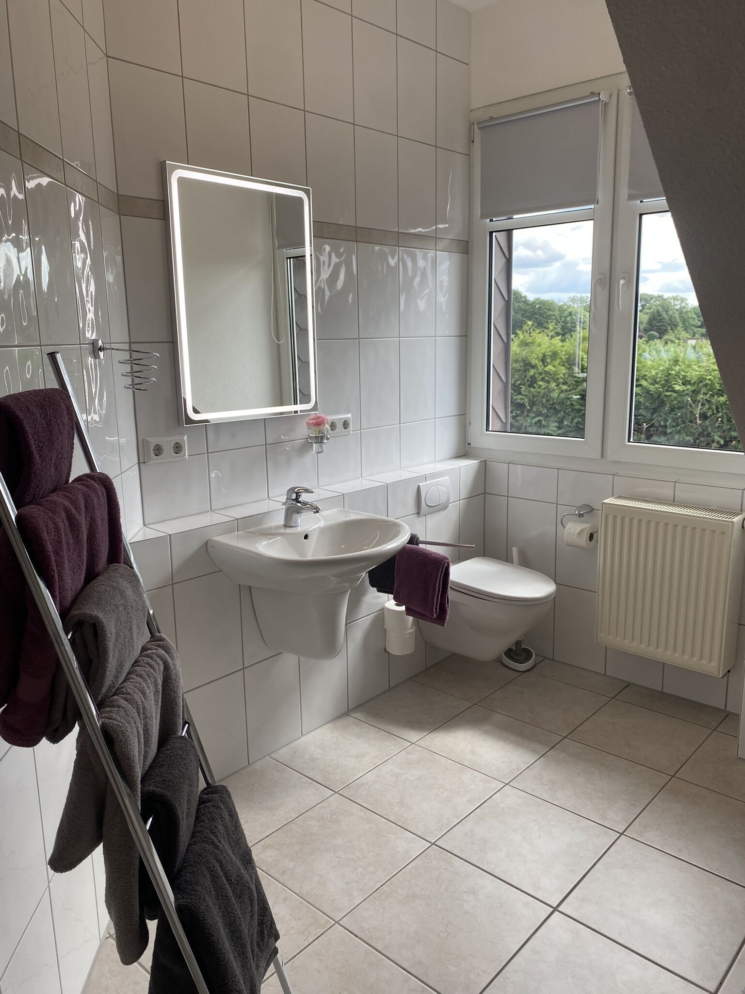 Badewanne, Haartrockner, Handtücher, Seife