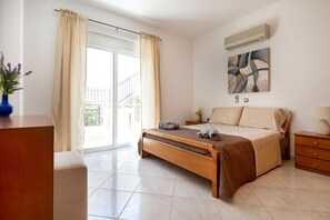 3 bedrooms, desk, soundproofing, iron/ironing board - Iconic Villa with Sea & Mountain View (Neo Chorio, Crete)