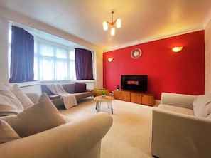 House, Multiple Beds | Living area - Bright and Spacious 4 Bedroom Home (Croydon)