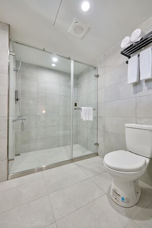Habitación doble superior | Baño | Ducha, cabezal de ducha con hidromasaje, secador de pelo y zapatillas