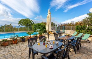 Outdoor dining - Cozy apartment in Sveti Vid-Miholjice (Sveti Vid-Miholjice)