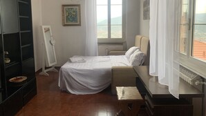3 bedrooms, desk, free WiFi, bed sheets - Spacious 3-bedroom house with garage in the quiet village of Vezzano Ligure (Vezzano Ligure)