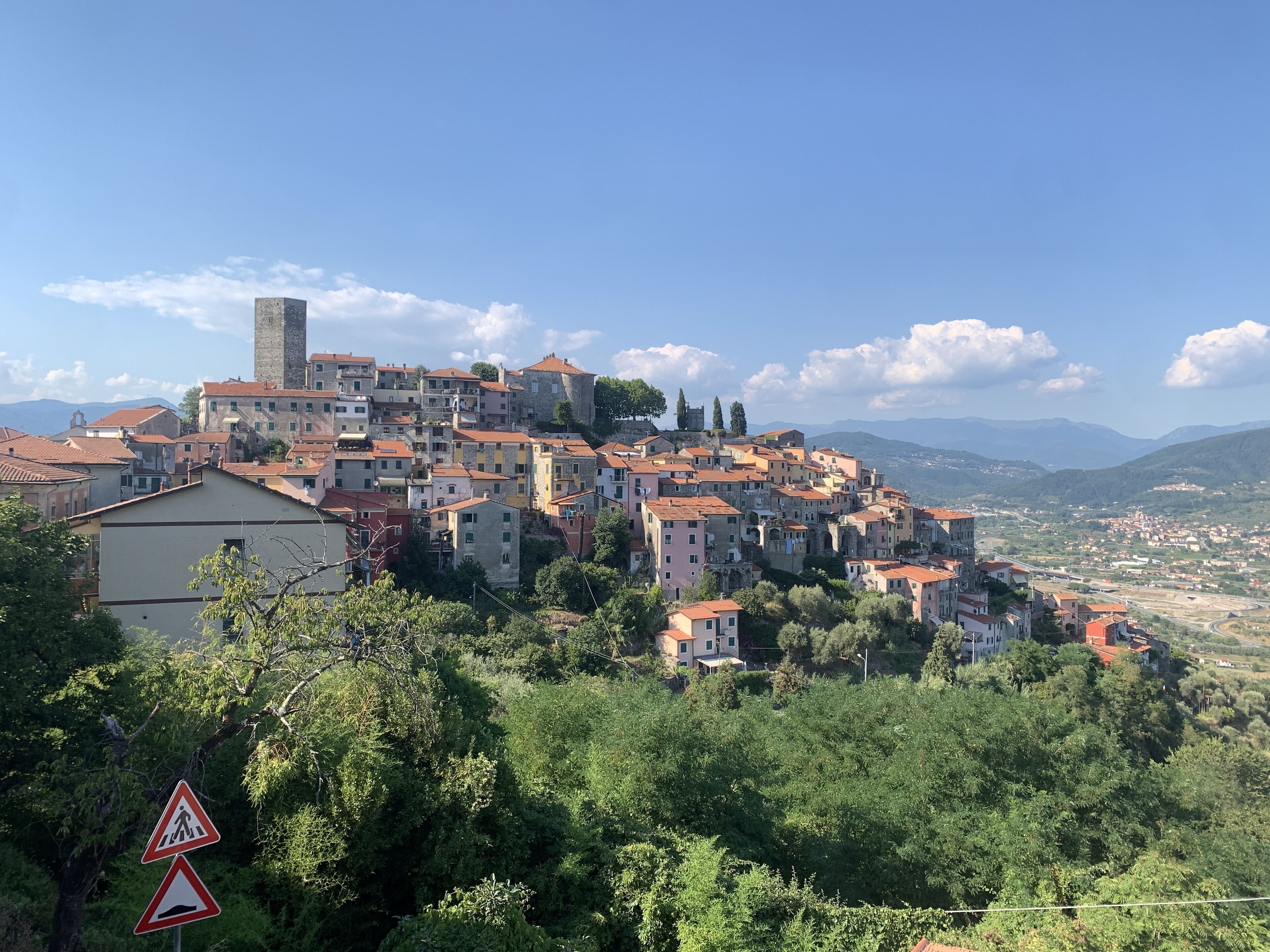 Ampia casa con 3 camere e con garage nel tranquillo borgo di Vezzano Ligure