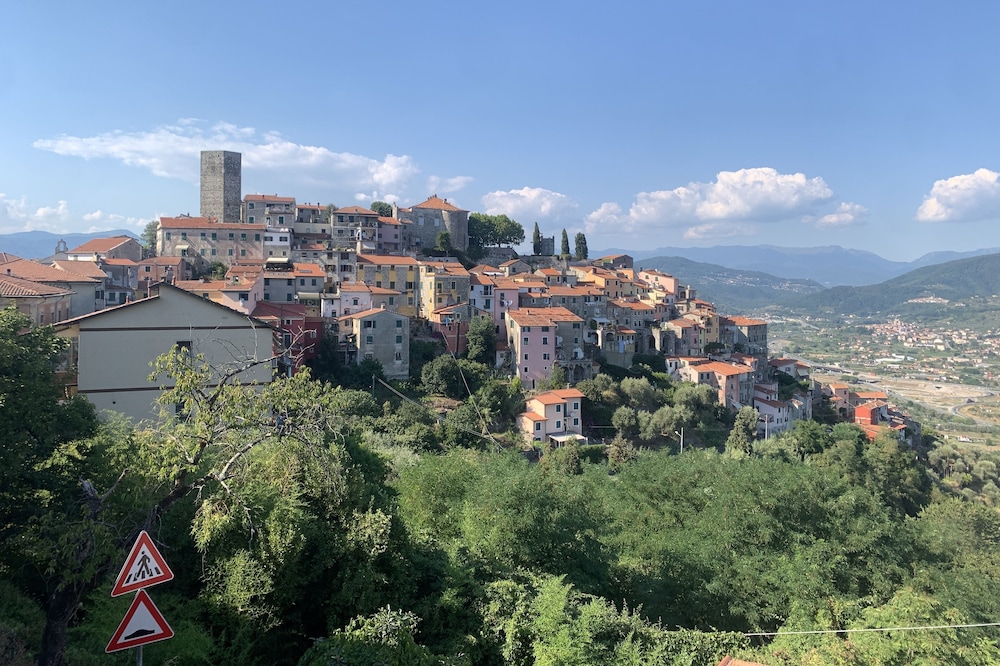 Large house with garage in the quiet village of Vezzano Ligure