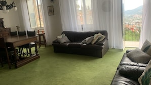 TV - Spacious 3-bedroom house with garage in the quiet village of Vezzano Ligure (Vezzano Ligure)