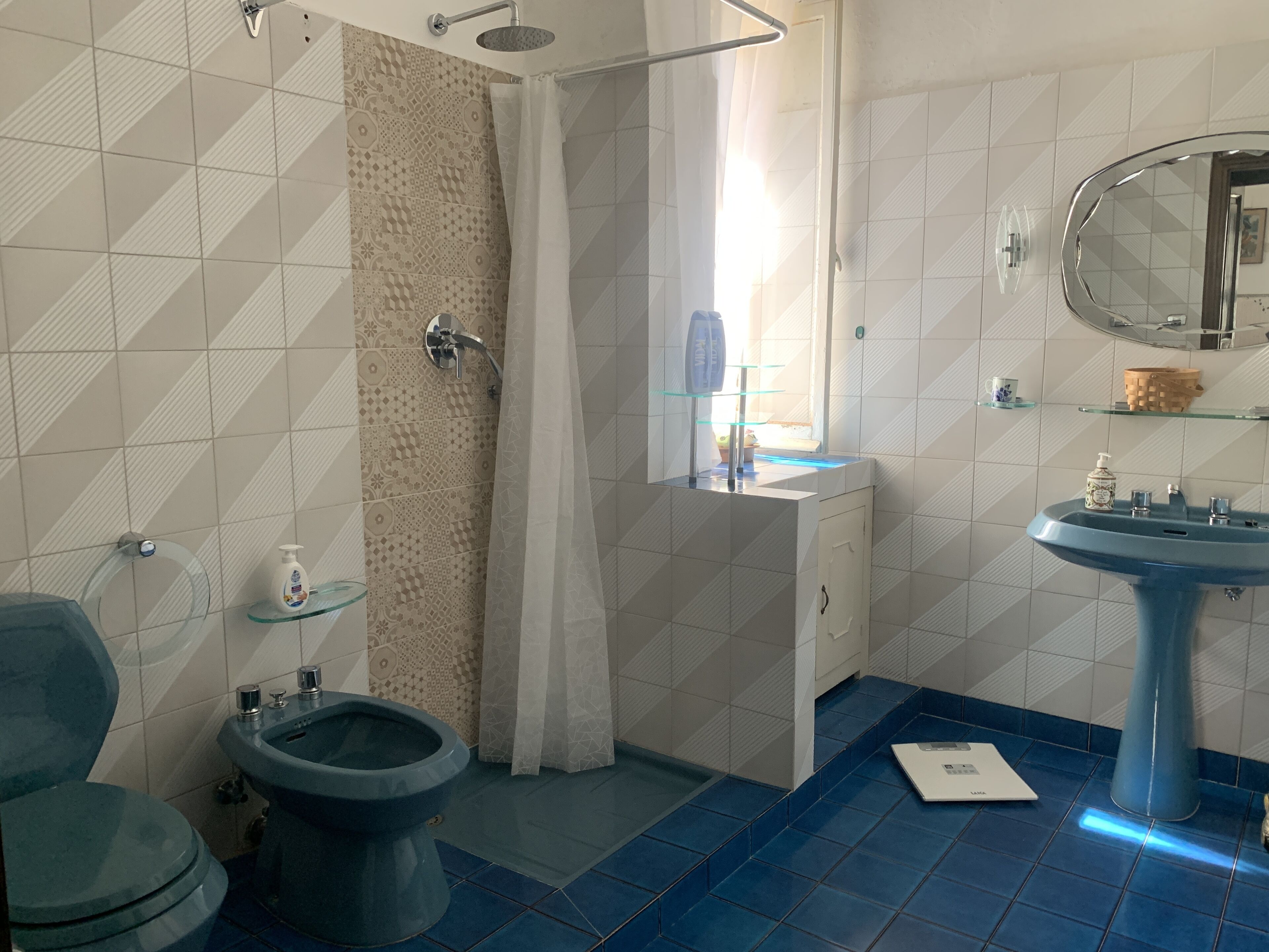 bagno con doccia e vasca con doccia
