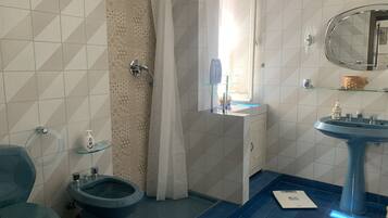 bagno con doccia e vasca con doccia
