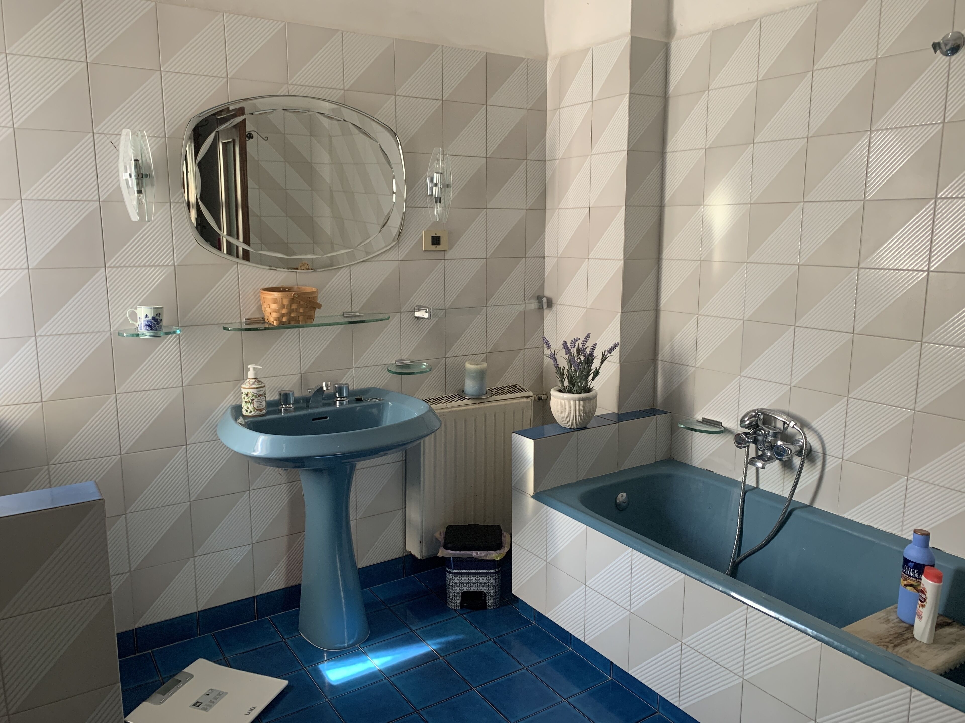 Ensemble douche/baignoire, sèche-cheveux, bidet, serviettes fournies