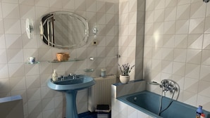 Combined shower/bathtub, hair dryer, bidet, towels - Spacious 3-bedroom house with garage in the quiet village of Vezzano Ligure (Vezzano Ligure)