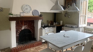 Coffee/tea maker, fridge, microwave, oven - Spacious 3-bedroom house with garage in the quiet village of Vezzano Ligure (Vezzano Ligure)