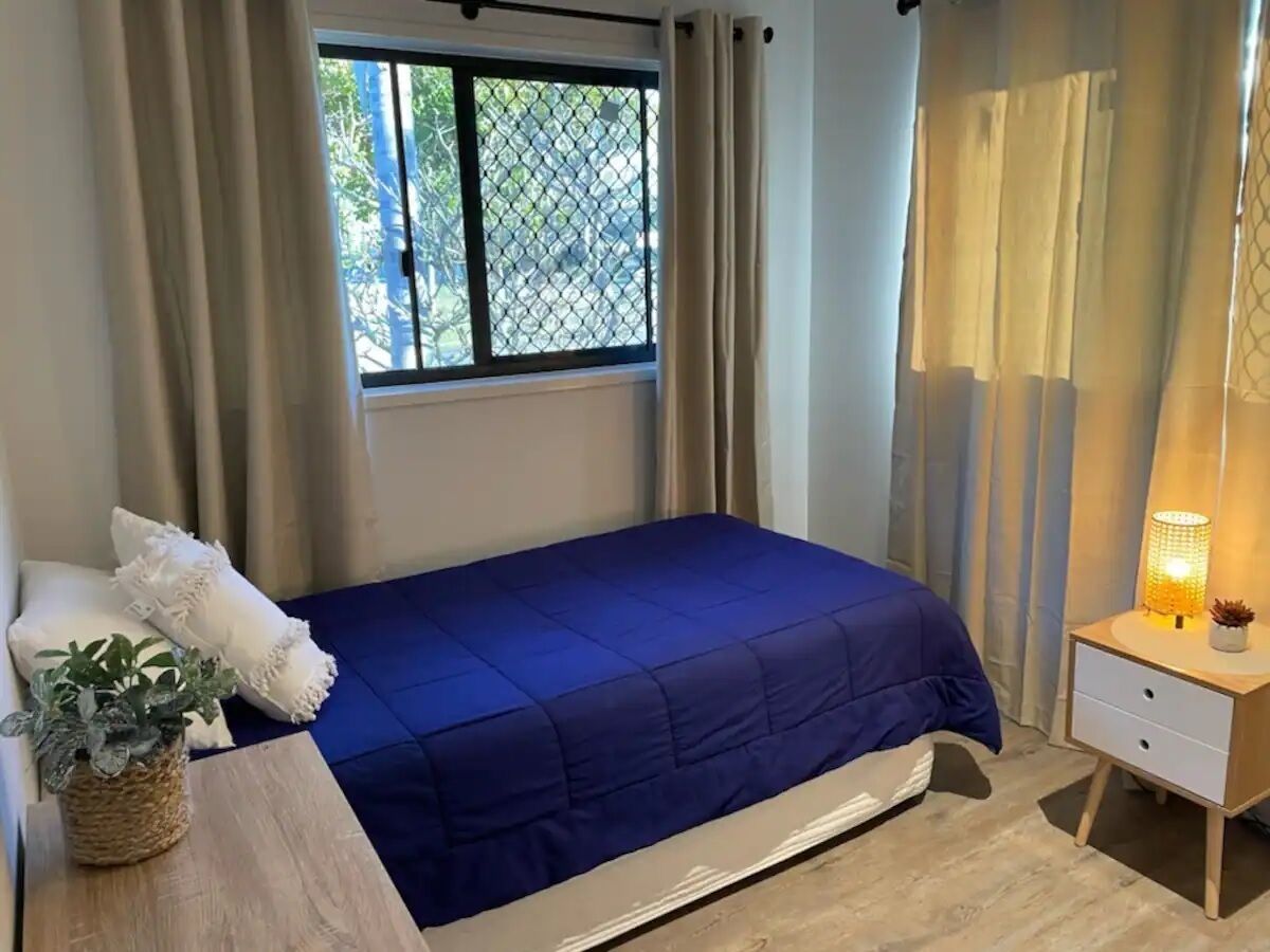 SMILEY'S BEACH HOUSE. Ocean Views,100m to the Water, walk to everything.