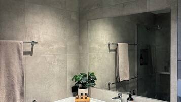 Combined shower/bathtub, hair dryer, towels, soap