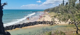 SMILEY'S BEACH HOUSE.
Ocean Views 100m to Water Walk to everything.