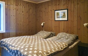 4 bedrooms, travel crib