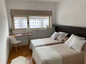 Desk, laptop workspace, free WiFi - Hospedería San Froilan  (Lugo)