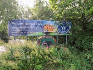 Señal de Badgers Retreat Park, que indica que es un parque vacacional con casas en venta.