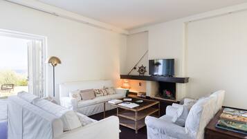 Villa | Living room | Flat-screen TV