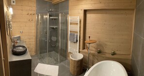 Badewanne, Haartrockner, Handtücher, Seife