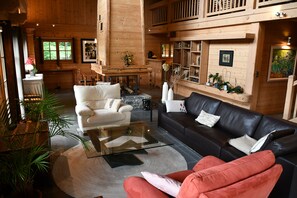 TV, books, computer monitors, printers - Location chalet luxe aux Carroz, Grand Massif, vue exceptionnelle. Luxury chalet (Arâches-la-Frasse)