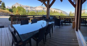 Outdoor dining - Location chalet luxe aux Carroz, Grand Massif, vue exceptionnelle. Luxury chalet (Arâches-la-Frasse)