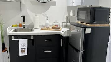 Kühlschrank, Mikrowelle, Herdplatte, Wasserkocher mit Kaffee-/Teezubehör