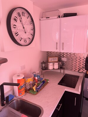 Fridge, microwave, stovetop, coffee/tea maker - Glamping Mayaguez a delightful 20' container by My West Little Corner (Mayagüez)