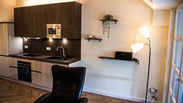 Kühlschrank, Mikrowelle, Herdplatte, Geschirrspüler