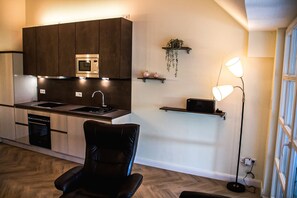 Kühlschrank, Mikrowelle, Herdplatte, Geschirrspüler